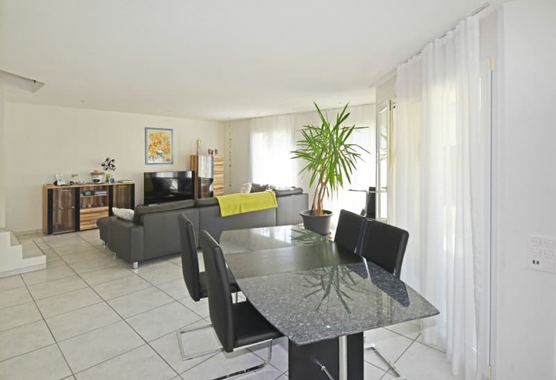Modern family house with plenty of light, space, and quality of life (6)