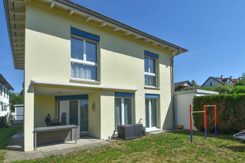 Modern family house with plenty of light, space, and quality of life (3)