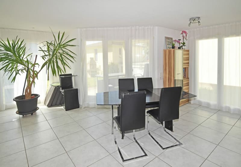 Modern family house with plenty of light, space, and quality of life (5)