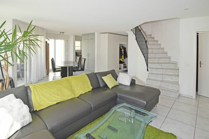 Modern family house with plenty of light, space, and quality of life (7)