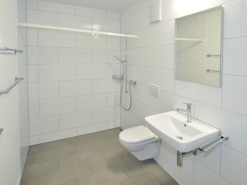 Badezimmer mit Dusche und Badewanne