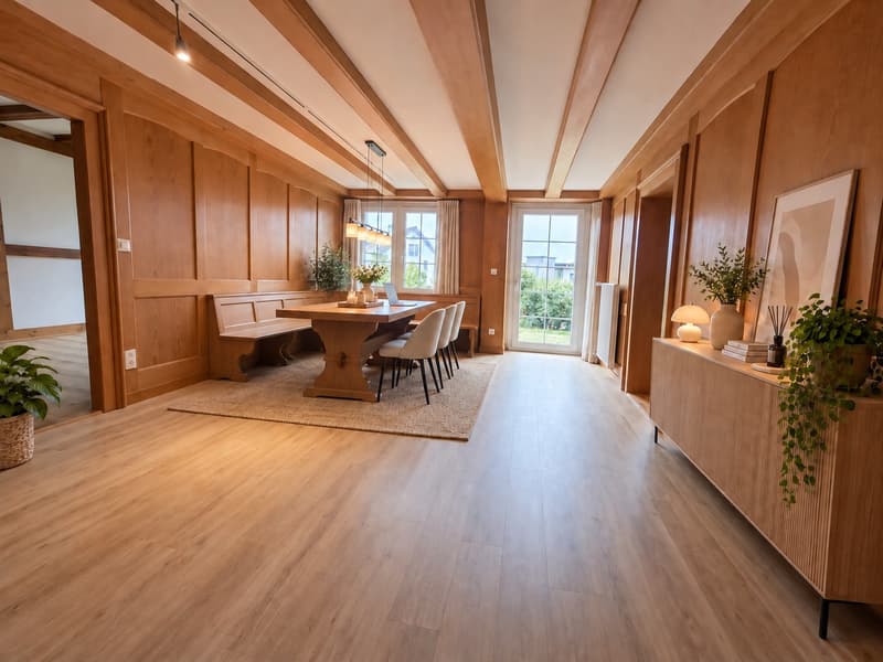 Helles Esszimmer mit Holztisch und Sideboard