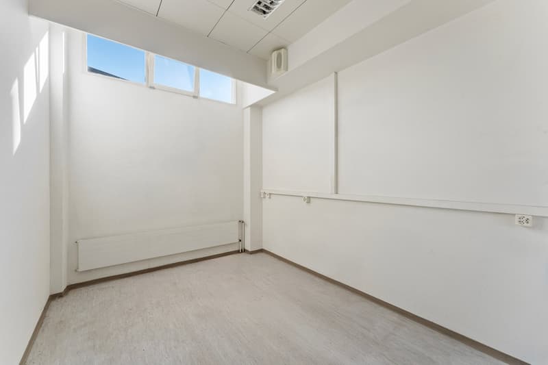empty room, white walls, white ceiling, white floor, window, radiator