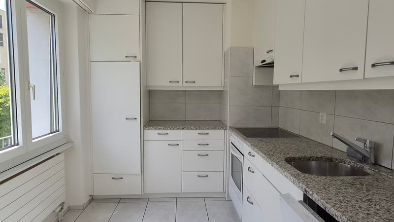 Appartement 3 pièces lumineux avec balcon dans un bon emplacement à Biel (3)