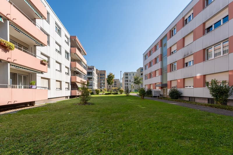 Bright 3-room apartment with balcony in good location in Biel (1)