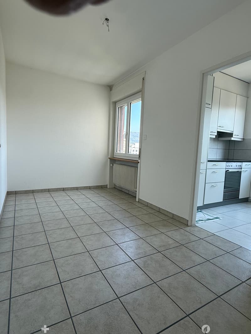 Grosszügige 2.5-Zimmerwohnung mit Balkon im Herzen von Biel (5)