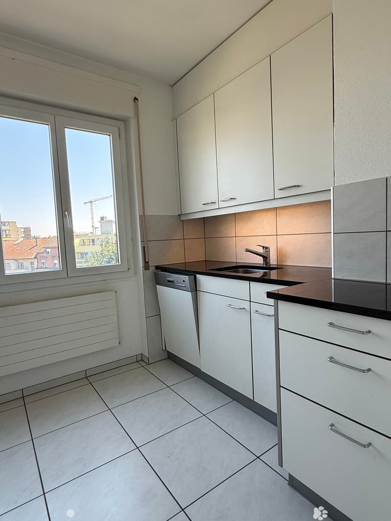 Grosszügige 2.5-Zimmerwohnung mit Balkon im Herzen von Biel (3)