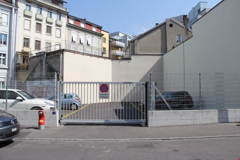 Parcheggio in un'area sicura nel cuore di Biel Bienne (1)