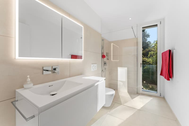 Exklusive 5.5-Zimmer-Traumwohnung mit Seeblick am Oberfeldweg in Bellmund (12)