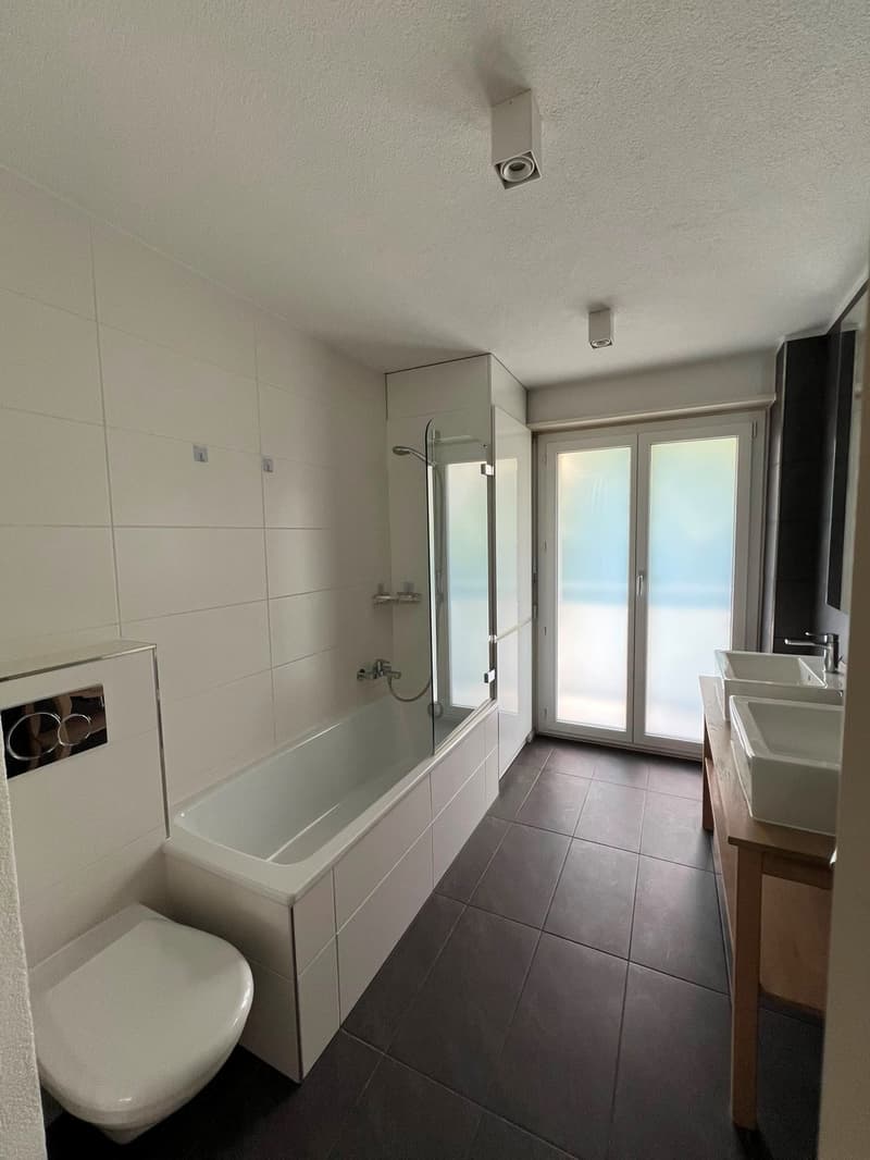 Appartement de 4,5 pièces baigné de lumière avec salle de bain spacieuse et équipement moderne (10)