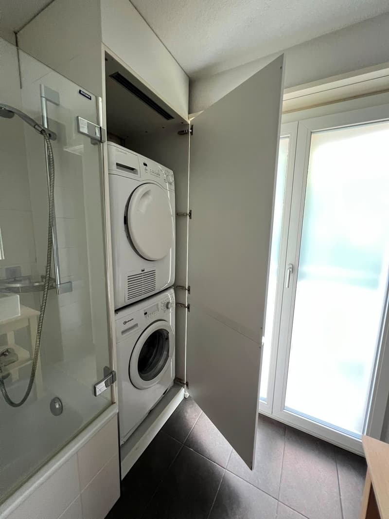 Appartement de 4,5 pièces baigné de lumière avec salle de bain spacieuse et équipement moderne (12)
