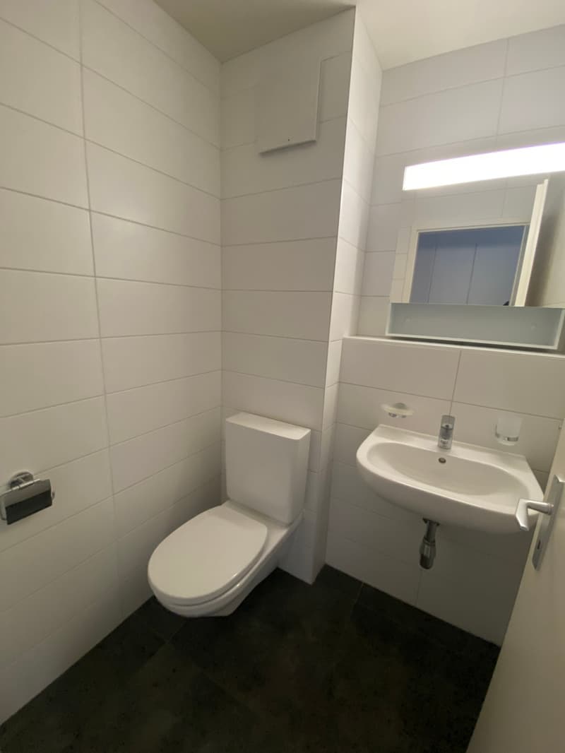 Ampio appartamento di 4.5 locali con balcone a Fleurier (7)