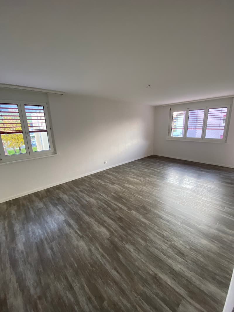 Ampio appartamento di 4.5 locali con balcone a Fleurier (2)