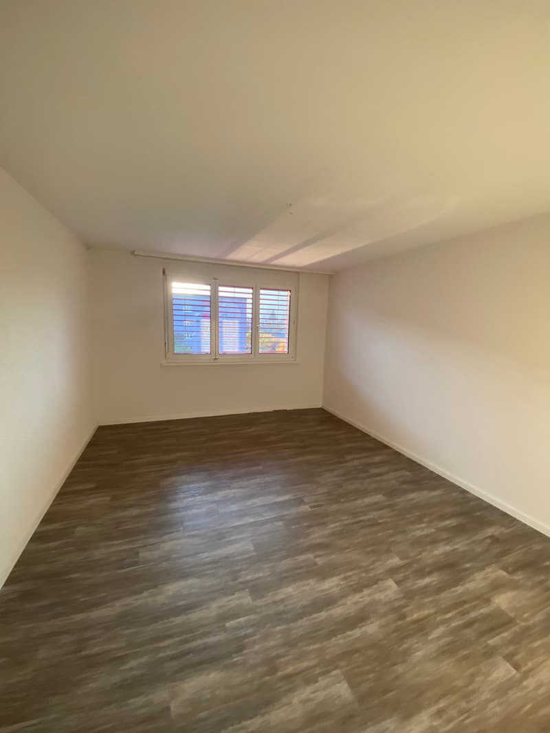 Ampio appartamento di 4.5 locali con balcone a Fleurier (3)
