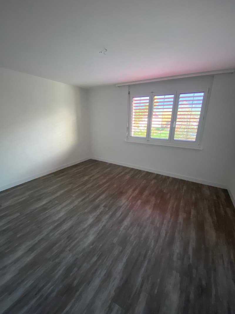Ampio appartamento di 4.5 locali con balcone a Fleurier (5)