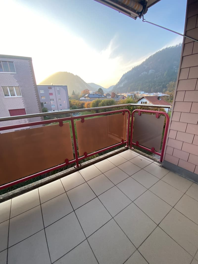 Ampio appartamento di 4.5 locali con balcone a Fleurier (8)