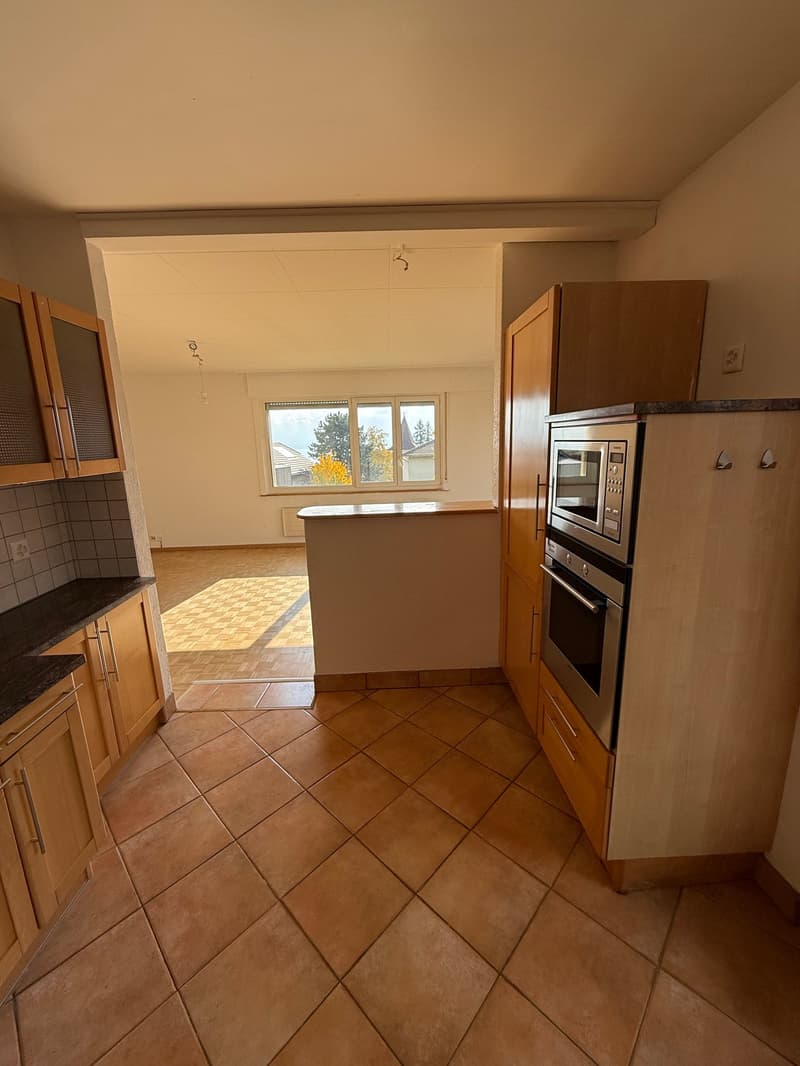 Ampio appartamento di 5.5 locali a Corcelles con balcone e giardino (4)