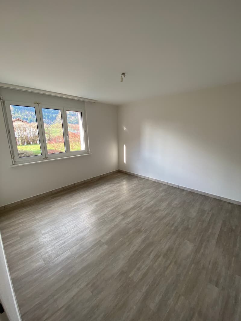 Prächtige 3.5-Zimmer-Wohnung im Erdgeschoss in Fleurier (4)