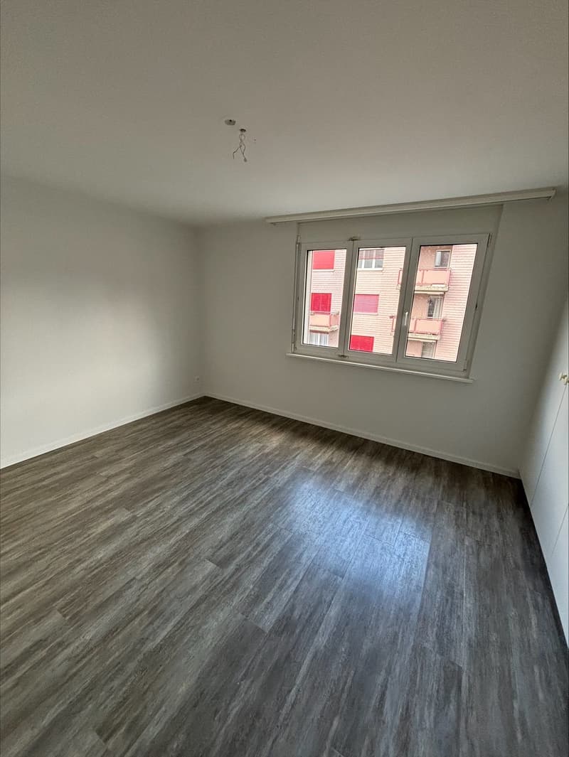 Affascinante appartamento di 3.5 locali con balcone a Fleurier (4)