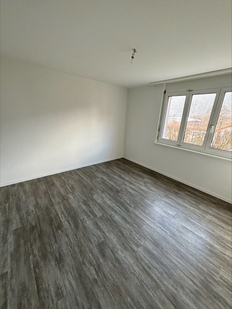 Affascinante appartamento di 3.5 locali con balcone a Fleurier (3)