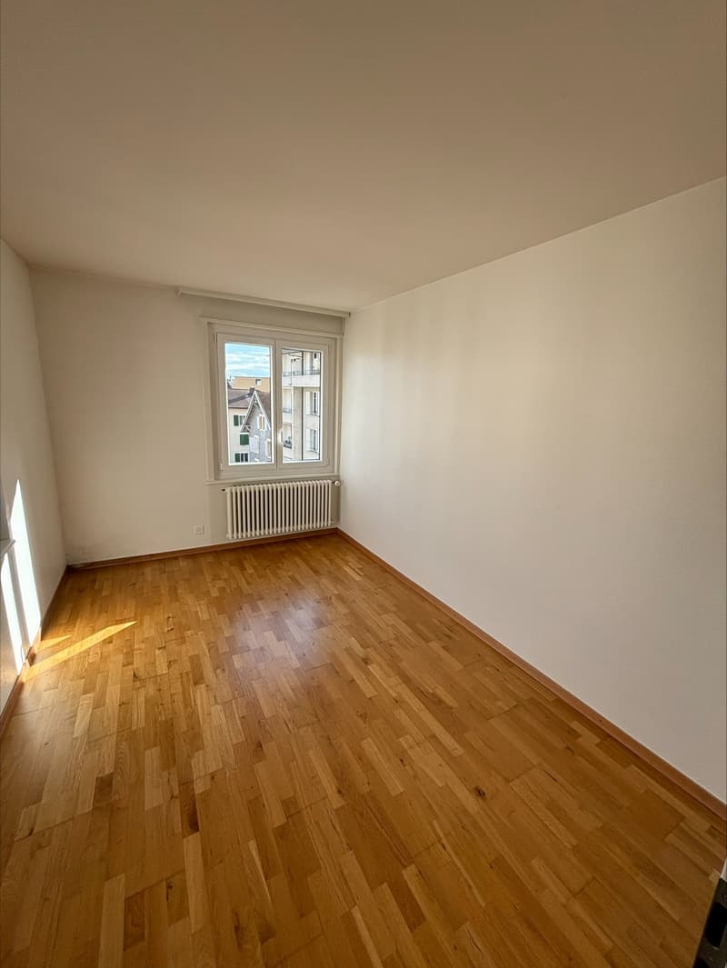 empty room, wooden floor, white walls, window, radiator