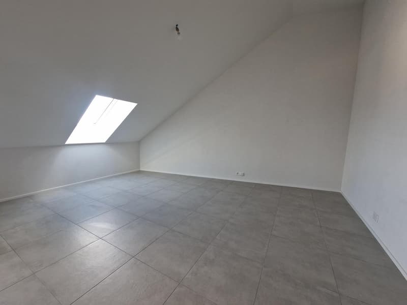empty room, white walls, gray tiles, skylight