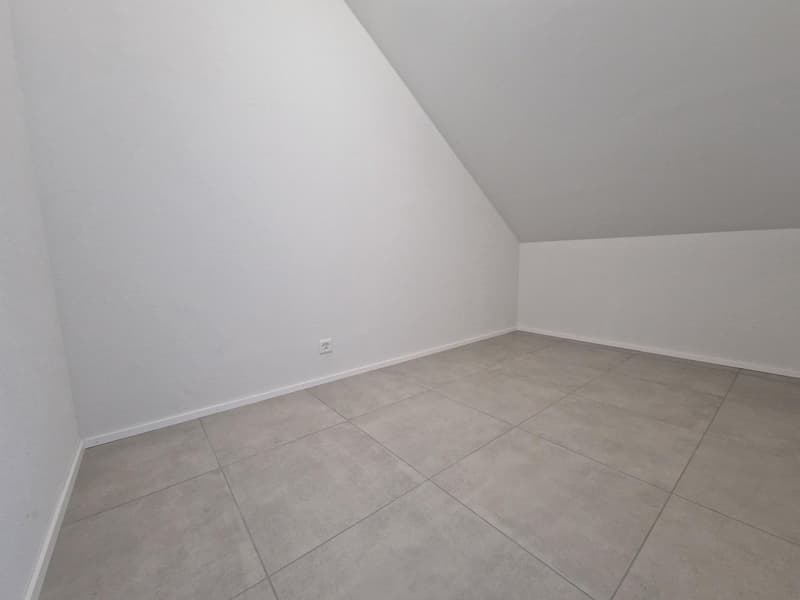 empty room, white walls, tiled floor, power outlet