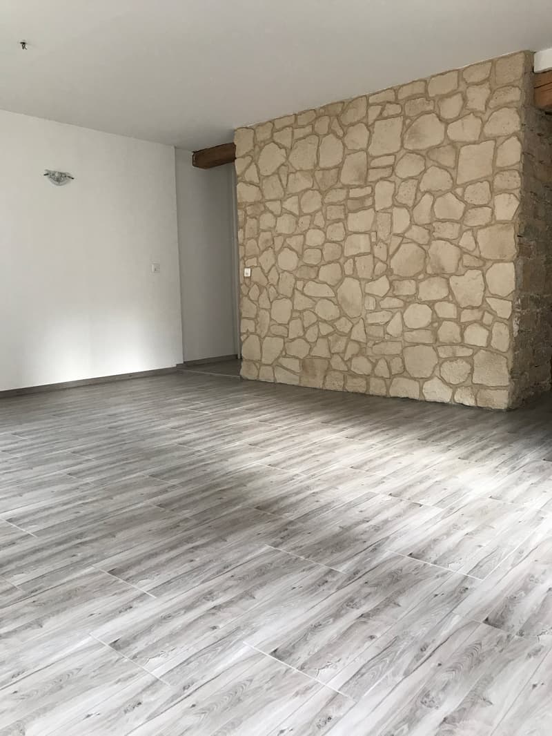 empty room, white walls, stone wall, wooden floor