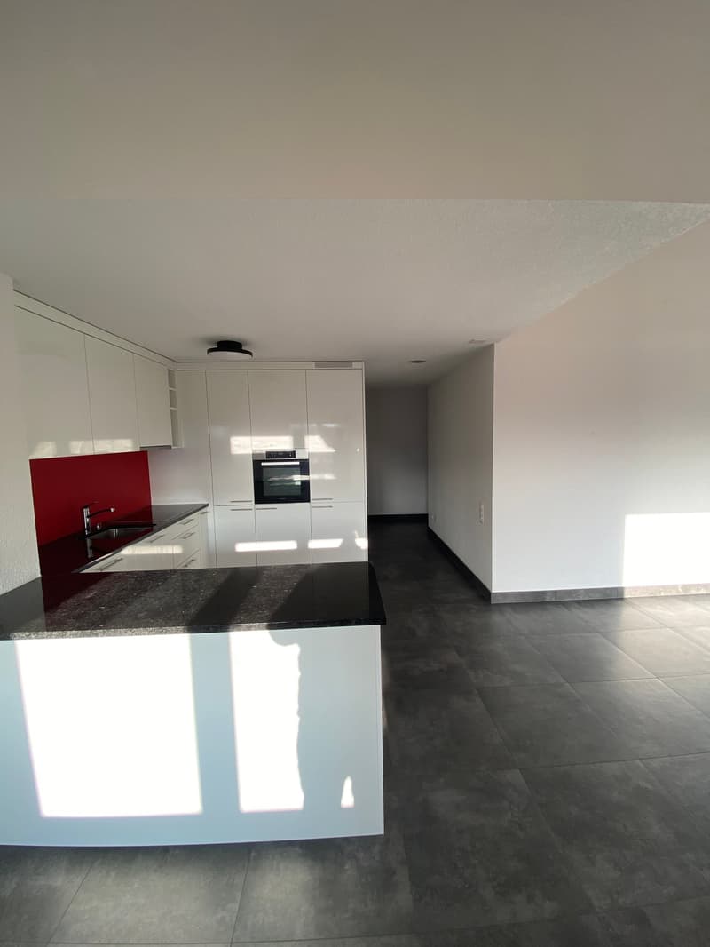 Ampio appartamento di 5.5 locali con balcone a Corcelles (2)
