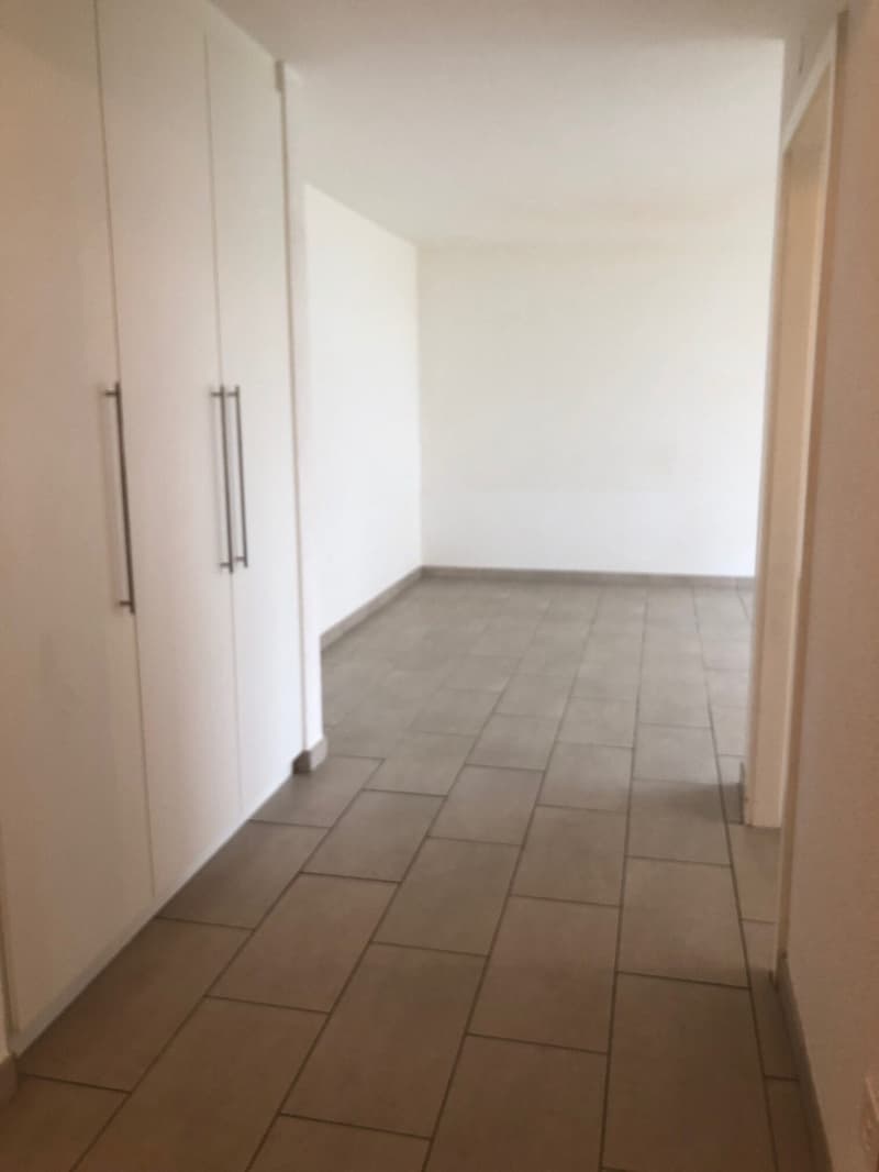 Appartement de 2.5 pièces avec balcon à Hauterive (6)