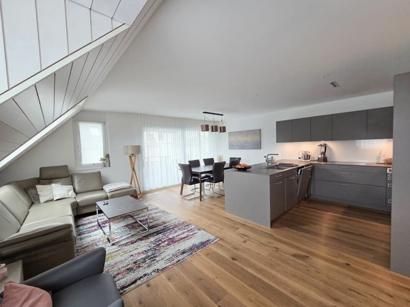 Appartamento mansardato di 5,5 locali con balcone coperto (1)