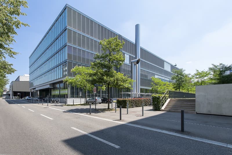 Attractive office space on the 3rd floor in a well-connected location in Zurich Oerlikon (2)