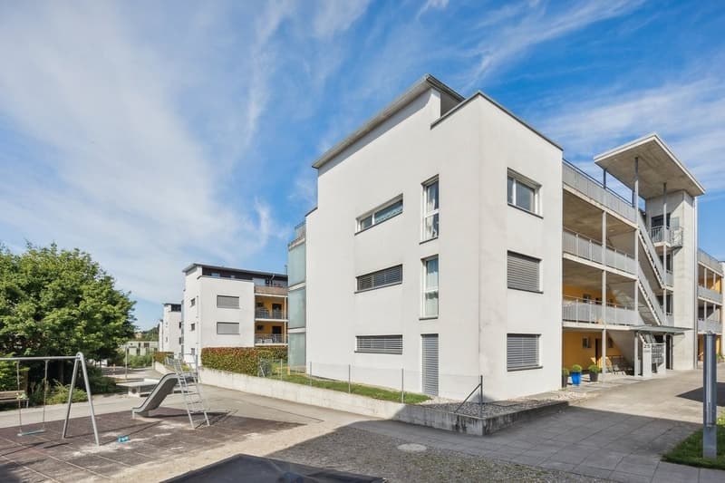 6011_Aussenansicht_mit_Spielplatz.jpg
