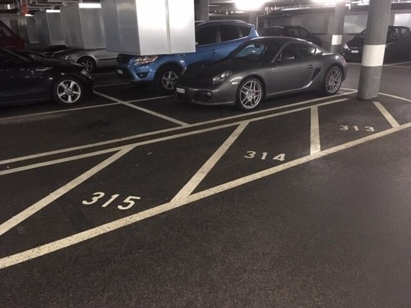 Motorradparkplatz.jpg
