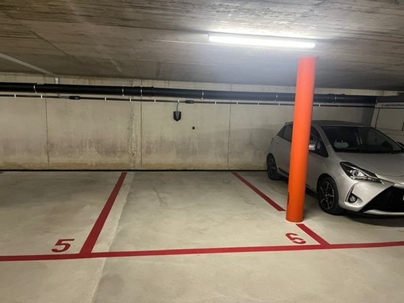 Posto auto con stazione di ricarica E in garage UN in affitto (2)