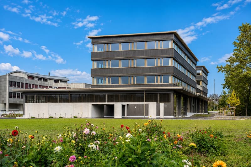 Location pour la première fois : appartement attractif de 4,5 pièces dans la zone commerciale "Gewerbepark Station Nänikon" (1)