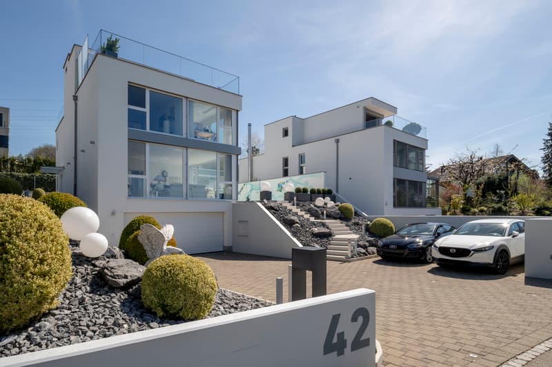 Un foyer à tomber amoureux : piscine, design et vue fantastique (11)