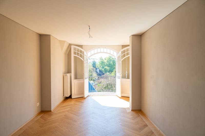 Zimmer mit Ausgang zum Balkon
