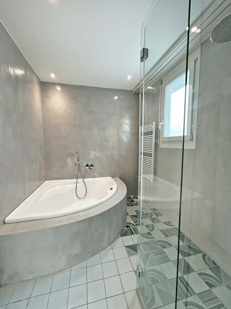 Badezimmer mit Sprudelwanne und Dusche