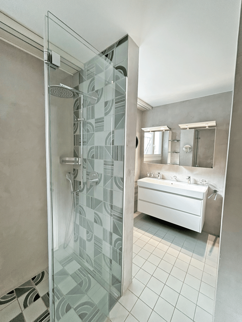 Badezimmer mit Sprudelwanne und Dusche