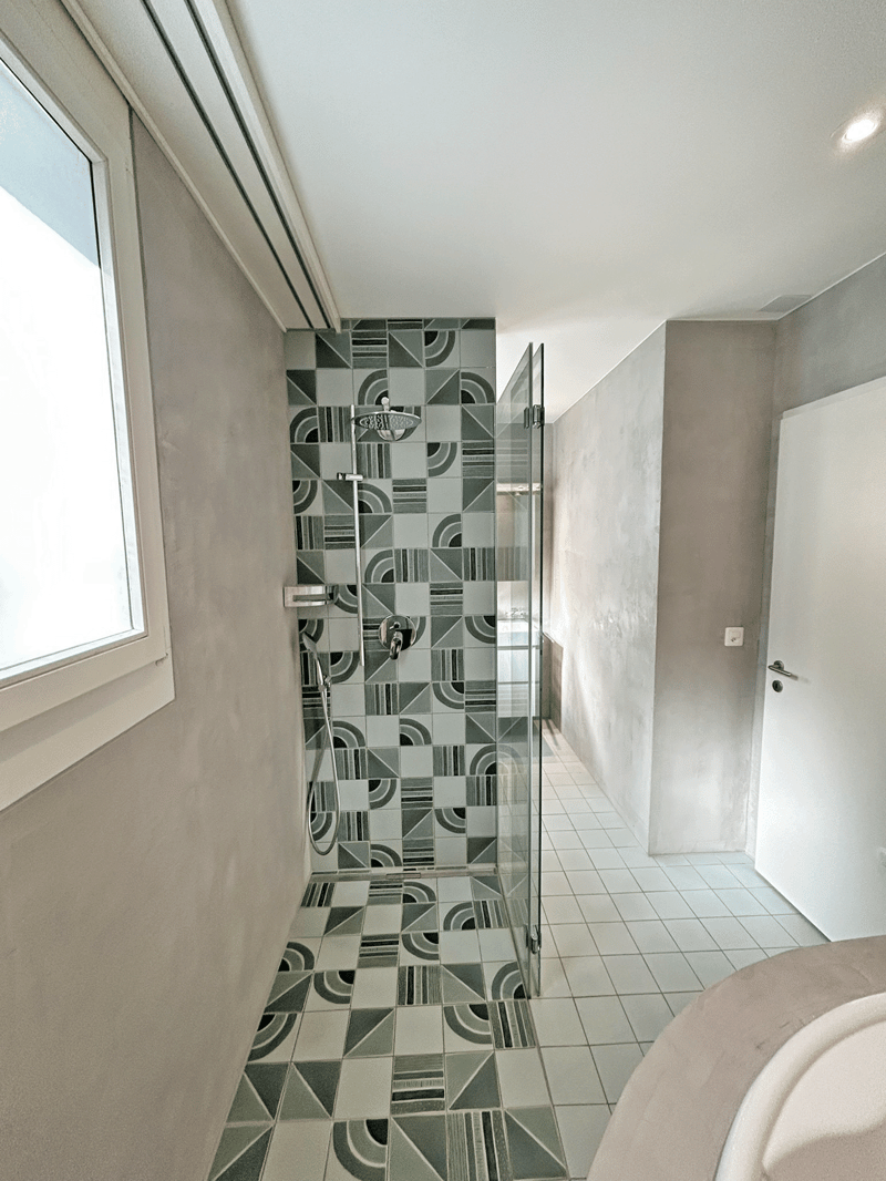 Badezimmer mit Sprudelwanne und Dusche