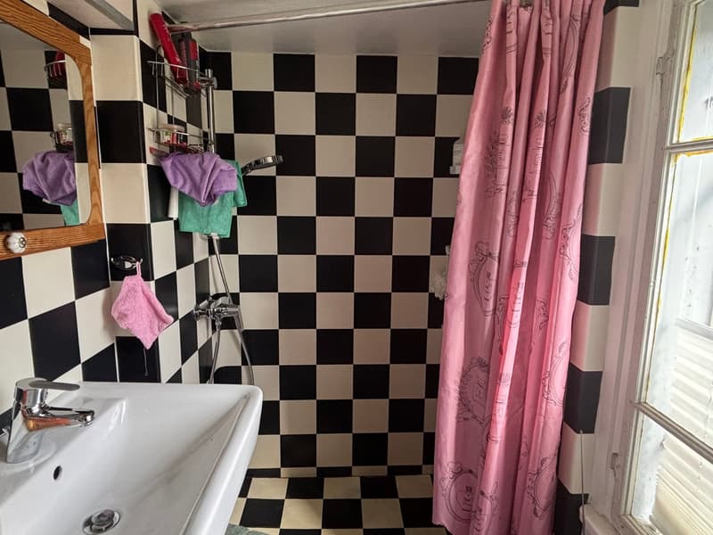 Badezimmer Wohnung rechts