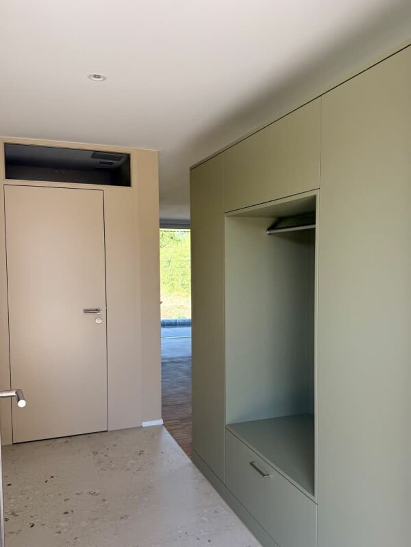 Habitation moderne avec galerie, jardin et garage souterrain privé (maison d'angle) (2)
