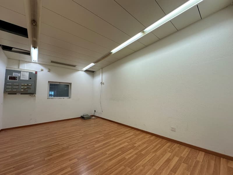 Espace commercial attractif avec hall de stationnement et grand entrepôt ! (7)