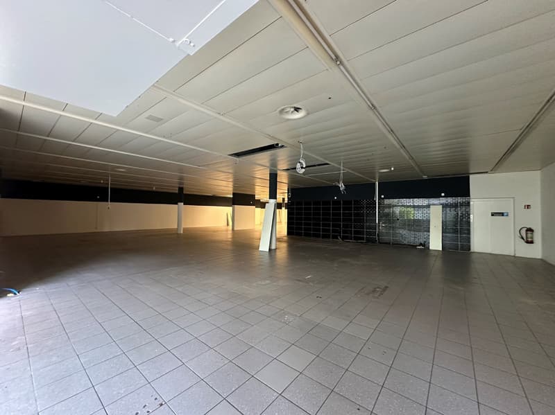 Espace commercial attractif avec hall de stationnement et grand entrepôt ! (4)