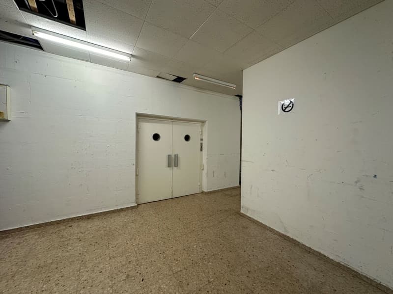Espace commercial attractif avec hall de stationnement et grand entrepôt ! (9)