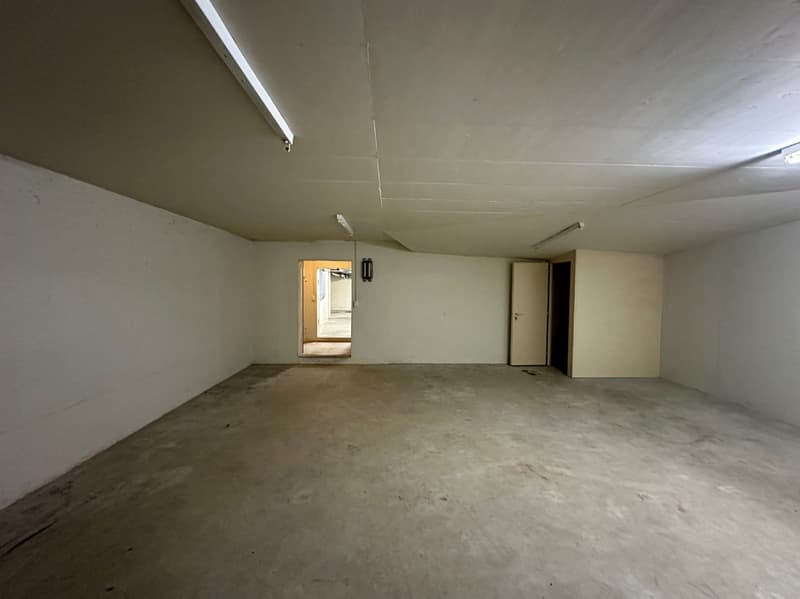 Espace commercial attractif avec hall de stationnement et grand entrepôt ! (10)