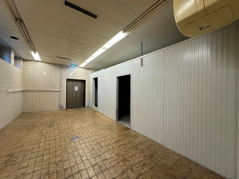 Espace commercial attractif avec hall de stationnement et grand entrepôt ! (6)