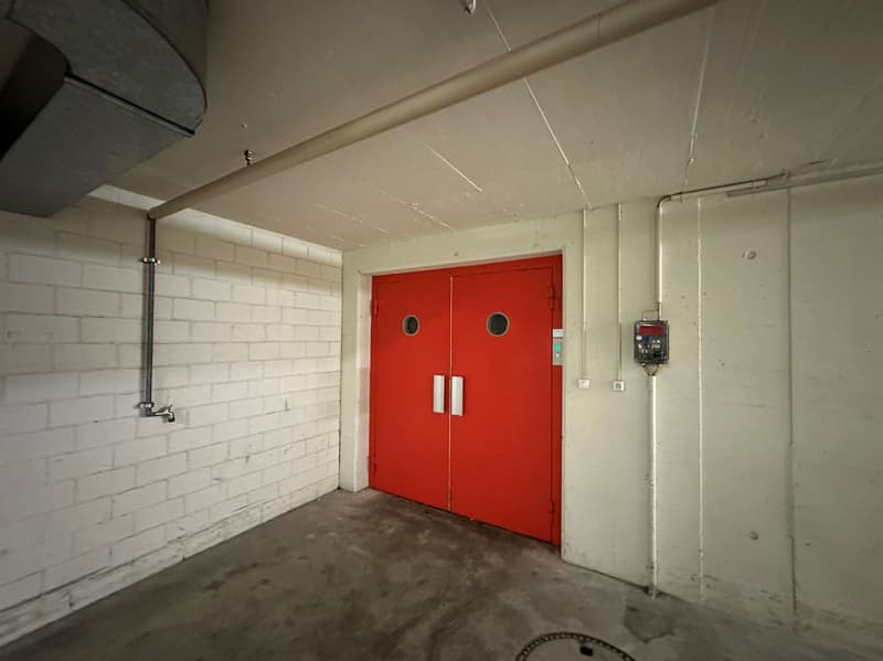 Espace commercial attractif avec hall de stationnement et grand entrepôt ! (12)