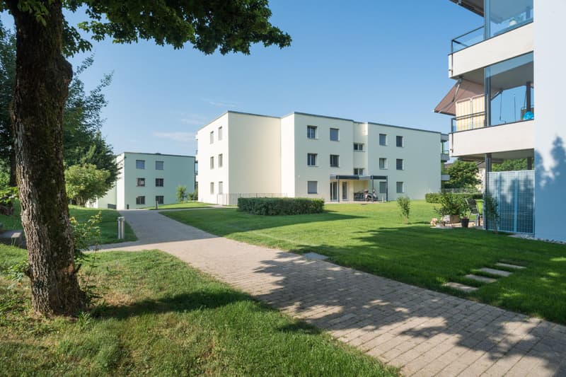 Bright, spacious apartment - close to the city! (1)